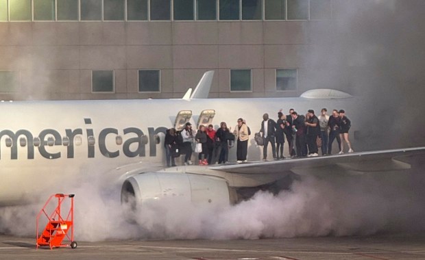 Silnik samolotu się zapalił. Na pokładzie 178 osób
