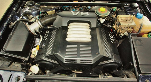 Silnik V6 szczelnie wypełnia komorę, trzeba bardzo dbać o sprawność wentylatora chłodnicy. /Motor
