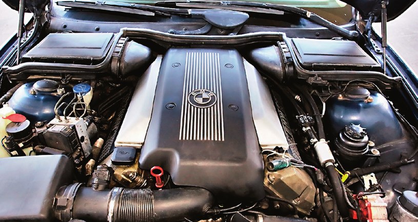 Silnik V8 w BMW 540i występuje w dwóch wersjach: M62B44 (1996-1998) oraz M62B44TU (1998-2004). Nowsza jednostka ma podwójny Vanos. /Motor