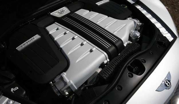 Silnik W12 ma kompaktowe wymiary - stanowi połączenie dwóch jednostek VR6 o niewielkim kącie rozwarcia (15 stopni), odchylonych o 72 stopnie. /Bentley