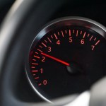 Silnik wchodzi na wysokie obroty po włączeniu. Kiedy to normalne?