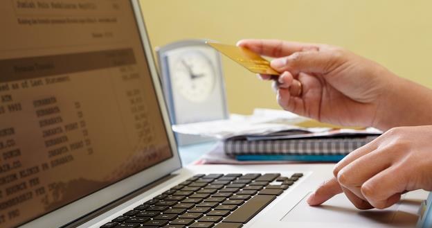 Silny rozwój e-commerce stanowi sporą konkurencję dla sklepów stacjonarnych /&copy;123RF/PICSEL
