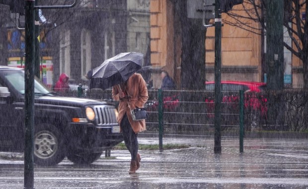 Silny wiatr i deszcz. Są ostrzeżenia IMGW i alert RCB