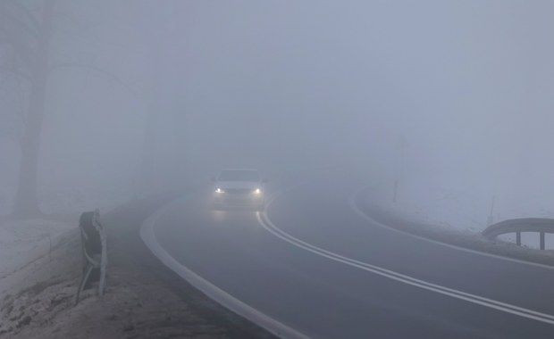 Silny wiatr i gęsta mgła. IMGW wydał ostrzeżenia