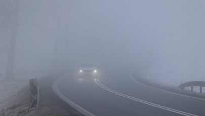 Silny wiatr i gęsta mgła. IMGW wydał ostrzeżenia