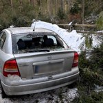 Silny wiatr i śnieg przyczyną sporych kłopotów na południu Polski