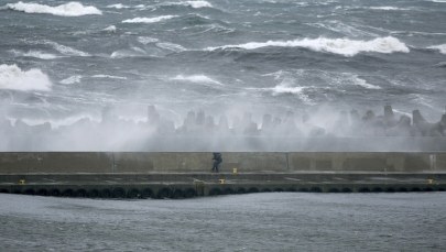 Silny wiatr nad morzem. W Ustce zalany bulwar portowy