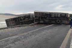 Silny wiatr przewrócił ciężarówkę. Tir blokował drogę krajową 