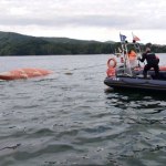 Silny wiatr przewrócił jacht. Policjanci uratowali 5 osób