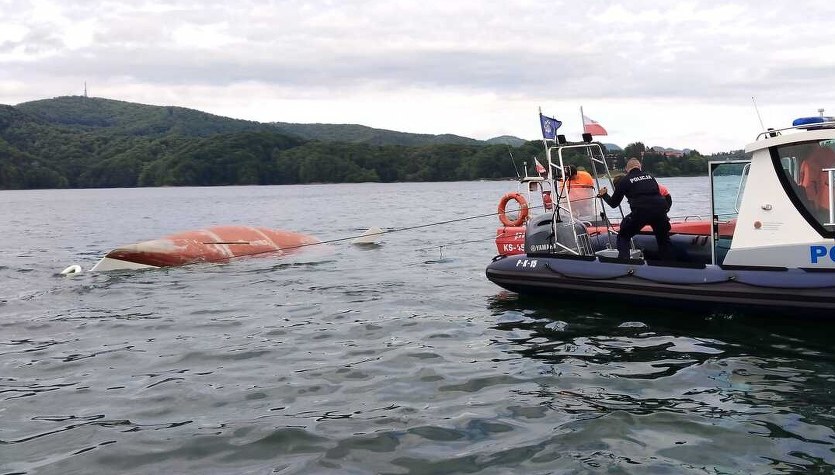 Silny wiatr przewrócił jacht. Policjanci uratowali 5 osób
