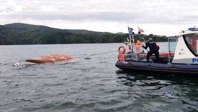 Silny wiatr przewrócił jacht. Policjanci uratowali 5 osób