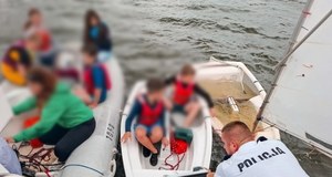 Silny wiatr przewrócił żaglówki z dziećmi na jeziorze