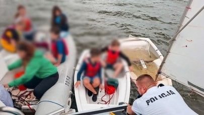 Silny wiatr przewrócił żaglówki z dziećmi na jeziorze