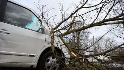 Silny wiatr w Wielkopolsce. Uszkodzony dach bloku
