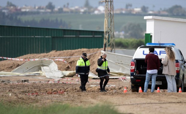 Silny wiatr zerwał dach magazynu. Trzy osoby zginęły