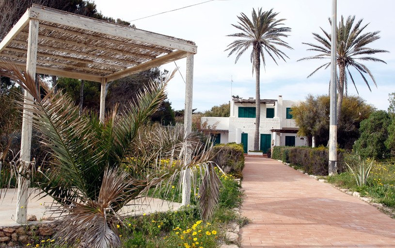 Silvio Berlusconi kupił willę na Lampedusie za 1,5 mln euro w 2011 roku. Jego rodzina sprzedała ją dwukrotnie drożej /Tony Gentile / Reuters /Agencja FORUM