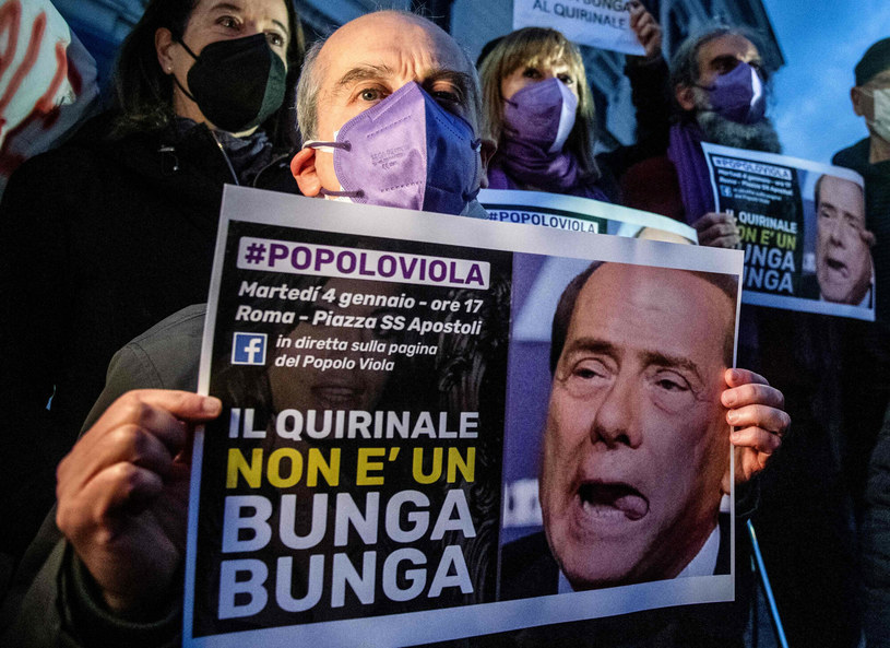 Silvio Berlusconi słynie z zamiłowania do pięknych kobiet /TIZIANA FABI/AFP/East News /East News