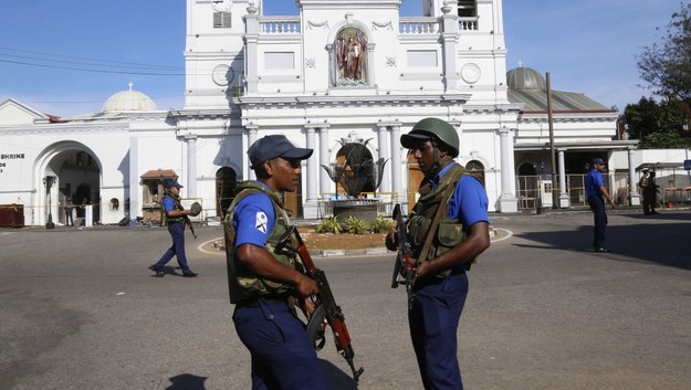 Siły bezpieczeństwa pilnujące jednego z kościołów w Kolombo /PAP/EPA