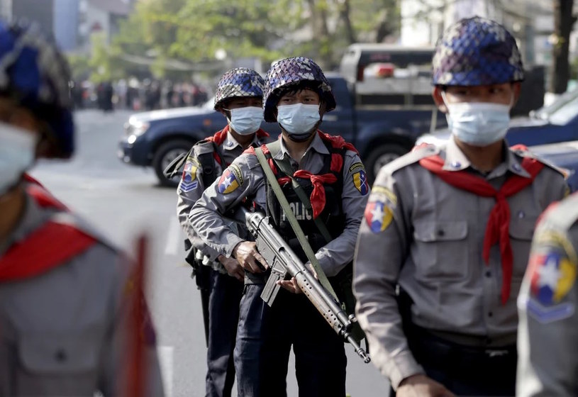 Siły bezpieczeństwa w Birmie w 2021 roku /	LYNN BO BO /PAP/EPA