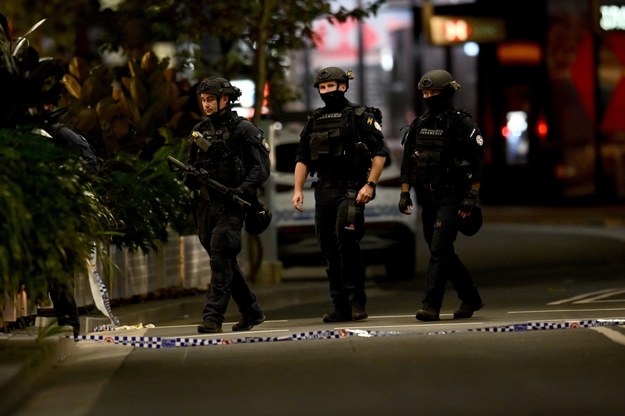 Siły bezpieczeństwa w pobliżu miejsca ataku nożownika w Sydney /BIANCA DE MARCHI /PAP/EPA