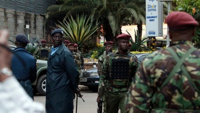 Siły izraelskie przed centrum handlowym w Nairobi