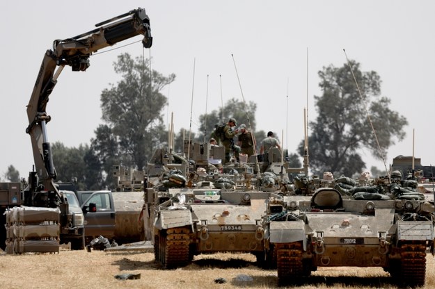 Siły izraelskie zgromadzone przy granicy ze Strefą Gazu w pobliżu Rafah /EPA/Atef Safadi /PAP/EPA
