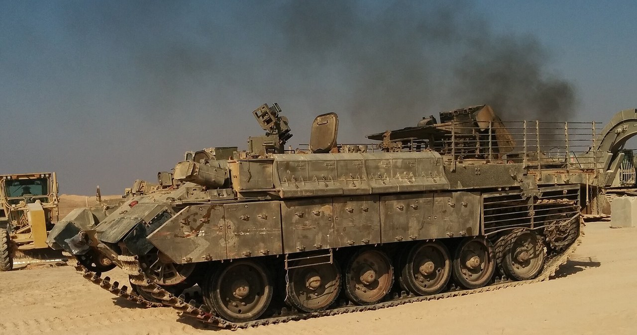 Siły Obronne Izraela pokazały w akcji swój wóz inżynieryjny Puma, którym niszczą obronę w Strefie Gazy. /Matanya /Wikimedia