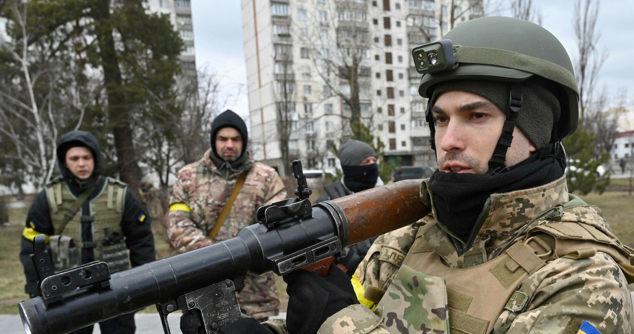 Siły Obrony Terytorialnej Ukrainy testują sprzęt bojowy /AP/Associated Press/ /East News