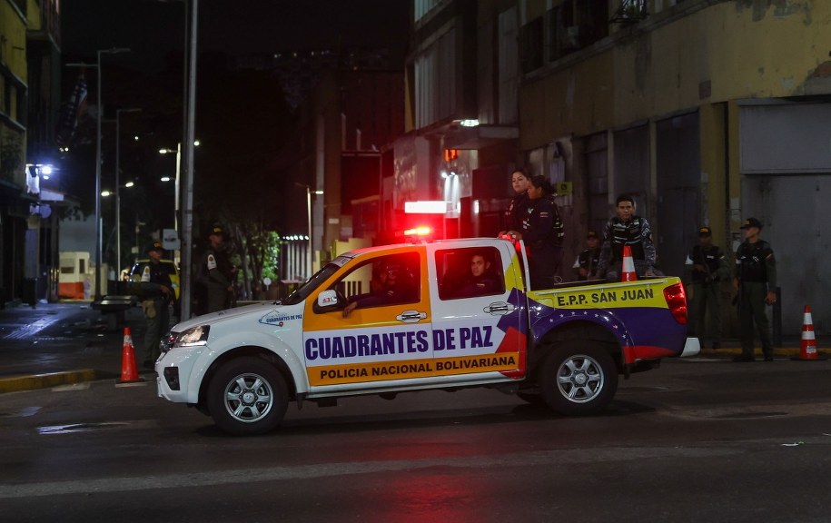 Siły policyjne patrolują ulice Caracas /Miguel Gutierrez /PAP/EPA