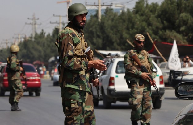 Siły talibów, noszące mundury w barwach byłej armii afgańskiej, stoją na straży w punkcie kontrolnym na poboczu drogi w Kabulu w Afganistanie /STRINGER /PAP/EPA