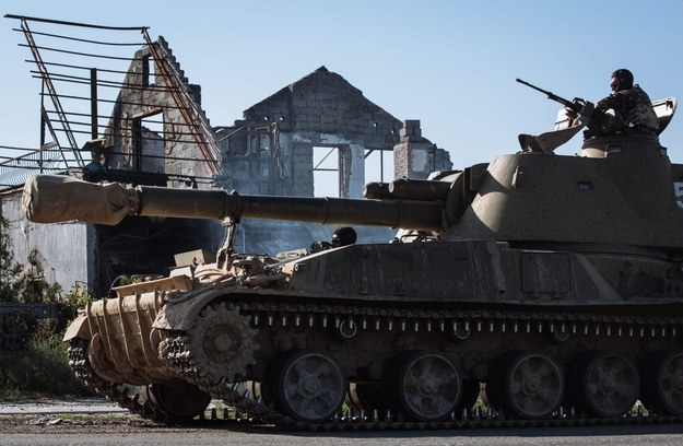 Siły ukraińskie na zniszczonych w czasie walk przedmieściach Słowiańska /ROMAN PILIPEY /PAP/EPA