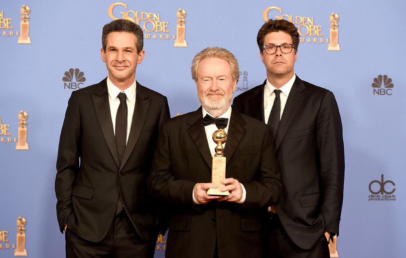 Simon Kinberg, Ridley Scott, Michael Schaefer na rozdaniu Złotych Globów. /Kevin Winter /Getty Images