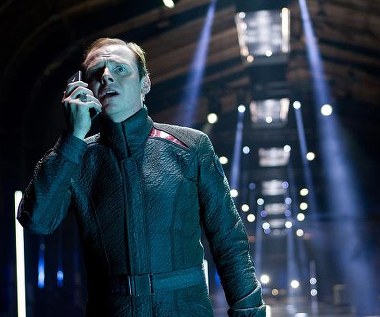 Simon Pegg w scenie z filmu "W ciemność. Star Trek"