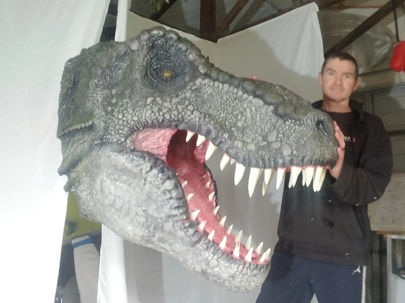 Simon wraz ze swoim pierwszym "mniejszym" modelem tyranozaura