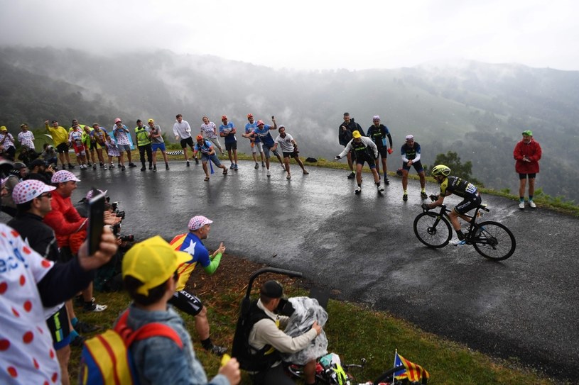 Tour de France. Yates wygrał etap, mały kryzys lidera Simon Yates wygrał niedzielny etap na Tour de France /AFP