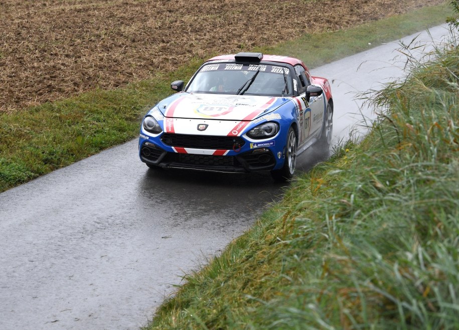 Simone Tempstini z pilotem Sergiu Itu (Abarth 124 Rally) na trasie odcinka specjalnego 27. samochodowego Rajdu Rzeszowskiego w Pstrągowej /Darek Delamnowicz /PAP