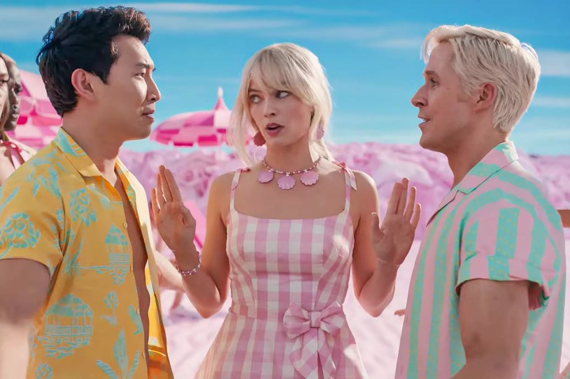 Simu Liu, Margot Robbie i Ryan Gosling z filmu "Barbie" /materiały prasowe