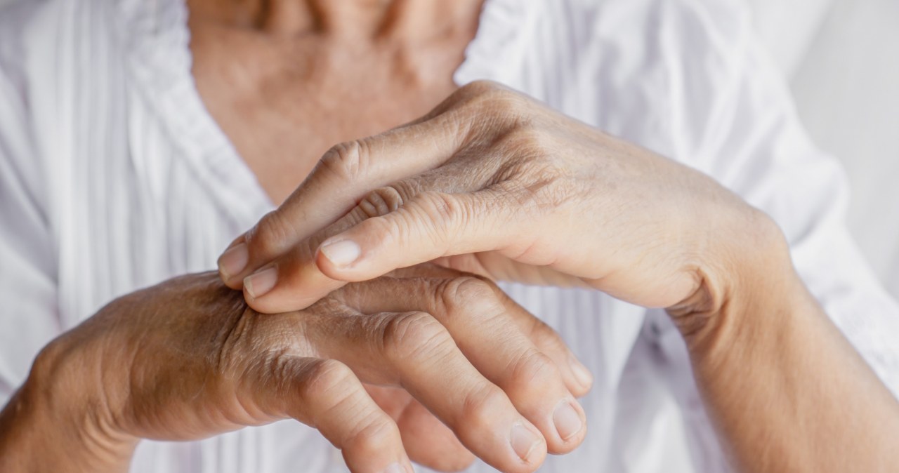 Sine palce mogą świadczyć o problemach z układem krążenia albo układem oddechowym /123RF/PICSEL