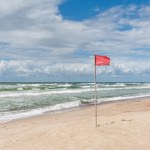 zamknięte kąpielisko Sinice i bakterie E. coli. Czerwone flagi na kąpieliskach