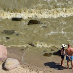 Sinice w Bałtyku: Dwa nowe kąpieliska zamknięte. Gdzie nie można wchodzić do wody?