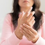 Siniejące palce lub dłonie to objaw. Tak daje o sobie znać krążenie, ale nie tylko