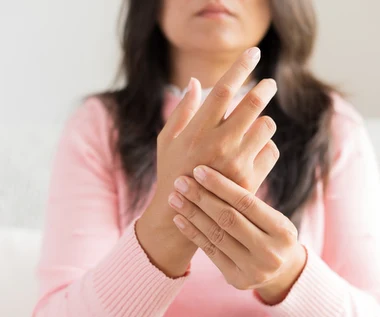 Siniejące palce lub dłonie to objaw. Tak daje o sobie znać krążenie, ale nie tylko