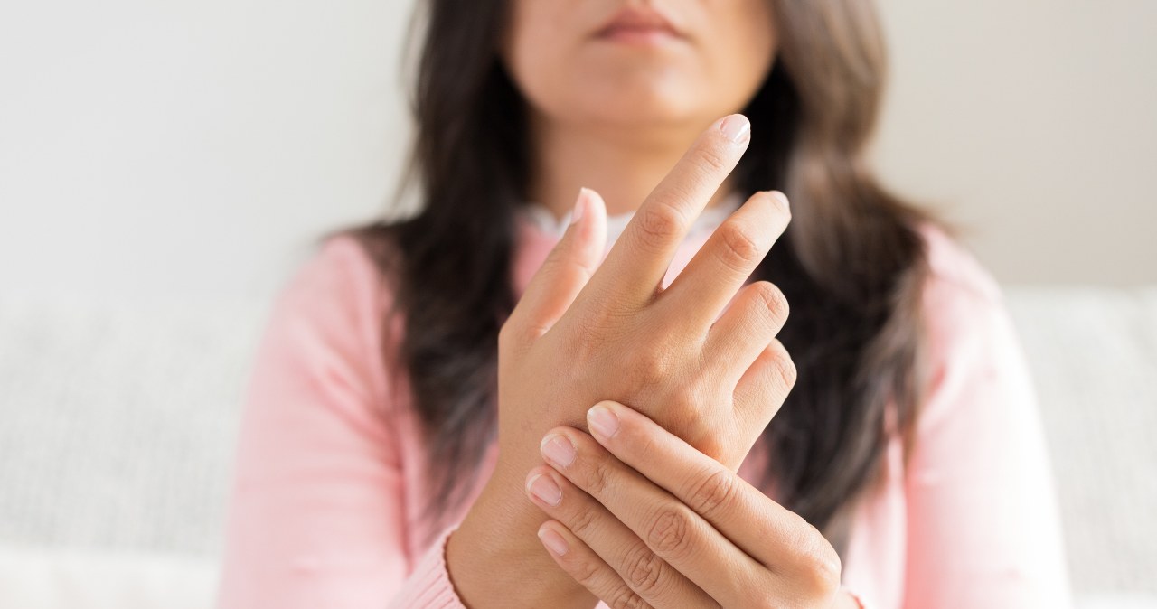 Sinienie palców może być oznaką problemów w układzie oddechowym, zwłaszcza gdy niedotlenienie krwi nie jest ograniczone tylko do kończyn, lecz dotyczy całego organizmu /123RF/PICSEL