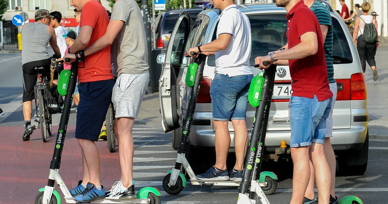 Siodełko zmienia wszystko. Montaż siodełka do e-hulajnogi zamienia ją w pełnoprawny motorower. Potrzebne są ubezpieczenie i dowód rejestracyjny /Gerard /East News