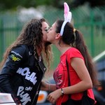 Siostry Michała Szpaka całują się w usta na Instagramie