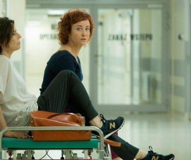 Siostry nie przepadają za sobą, ale nagła choroba matki (Małgorzata Niemirska) zmusza je do wspólnego działania. 