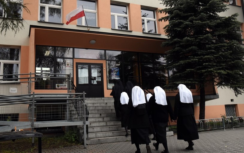 Siostry zakonne idą oddać głos w wyborach samorządowych w Krakowie /Marek Lasyk  /Reporter