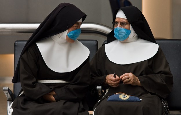 Siostry zakonne pomagają podczas pandemii /AFP