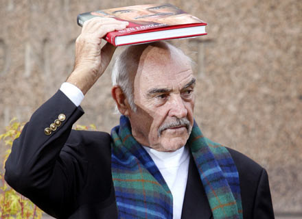 Sir Sean Connery nie wraca do zawodu. Jak widać ma inne rzeczy na głowie /AFP