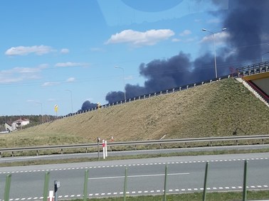 Sitkówka-Nowiny: Pożar składowiska odpadów z chemikaliami. Apele do mieszkańców o pozostanie w domach